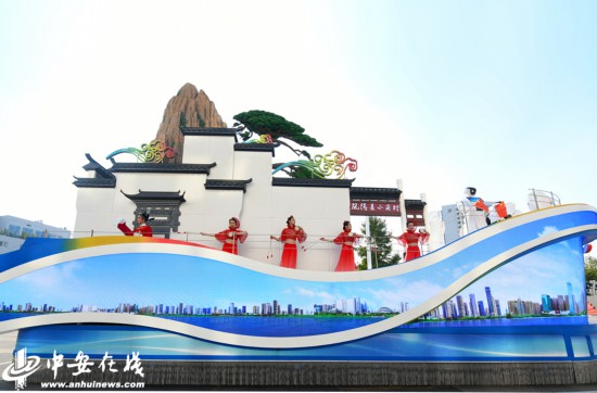 “美好安徽”彩车：展现多姿多彩的徽风皖韵，，，，，，，奏响争当改革先锋的时代强音